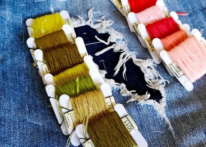Avantages de la broderie à la main : 10 raisons d’apprendre la broderie à la main aujourd’hui ; Réparation du denim avec point courant