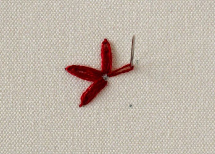 Bordado de flores rojas en curso