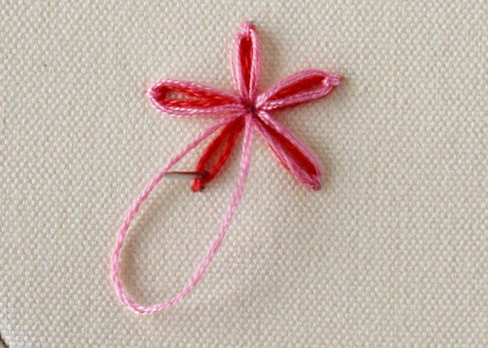 Segunda flor en rosa para punto de margarita perezosa doble