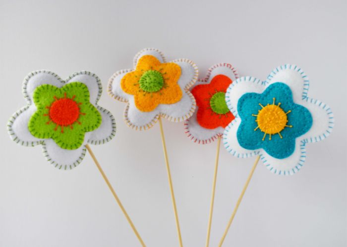 Flores de fieltro con caña de bambú