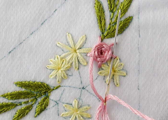 Fabrication d'une fleur de roue tissée rose
