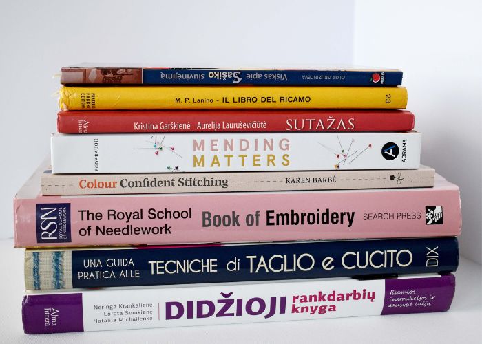 Pile de livres de broderie à la main