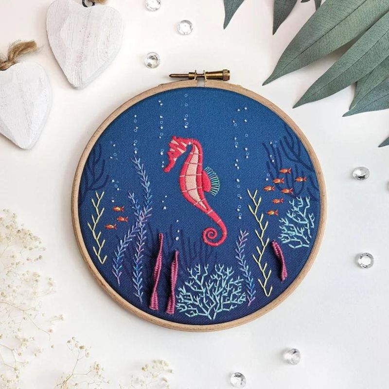 Neon Seahorse - kit de broderie par Tales From The Hoop