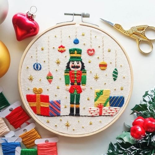 Weihnachtliche Stickmotive mit Nussknacker