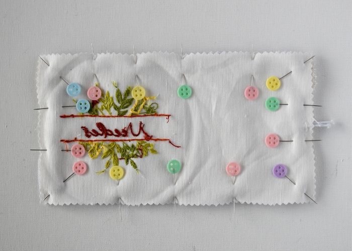 Sujeta con alfileres las capas del libro de agujas