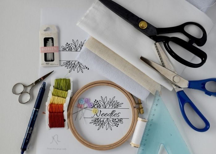 Herramientas y materiales necesarios para el tutorial del libro de agujas bordadas