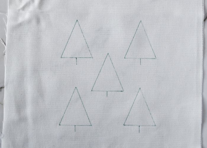 Patrón de árbol de Navidad transferido a la tela con bolígrafo de fricción