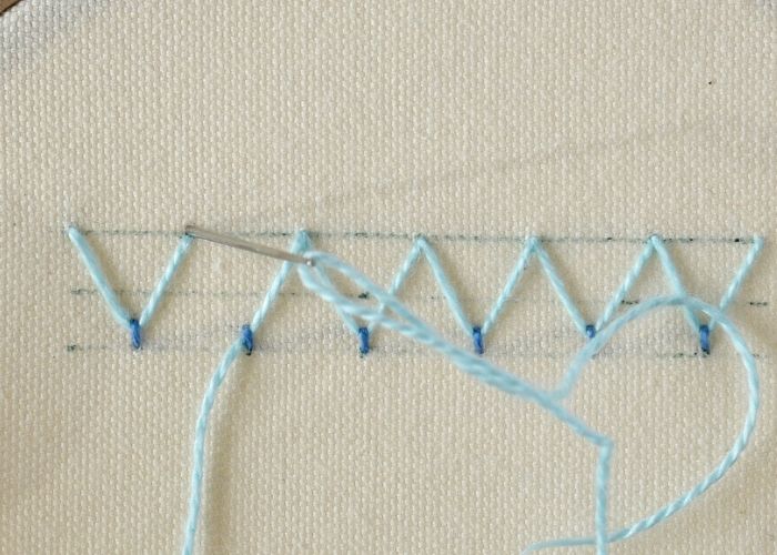 Broderie Fly Stitch bicolore Étape 11